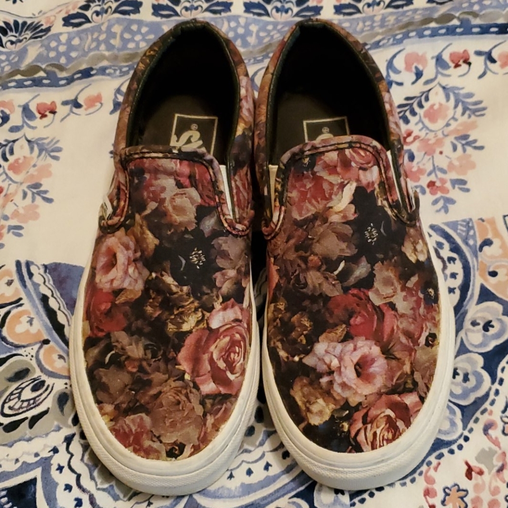 For sale super cute pair of Van's tenis shoes